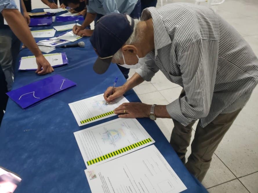 Governo de Goiás entrega títulos definitivos de domínio de terra e contratos de crédito fundiário