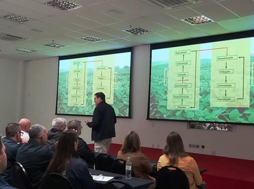 Técnicos passam por capacitação para monitoramento da ferrugem asiática da soja na safra 2023/2024