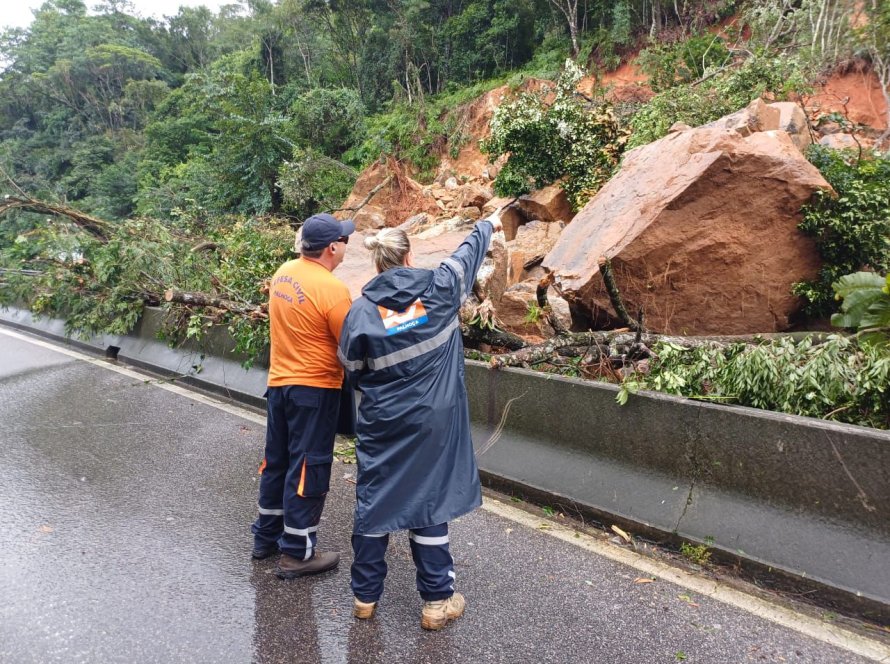 Equipes do Governo de SC trabalham em auxílio à população afetada pela chuva, Grande Florianópolis é a região mais atingida