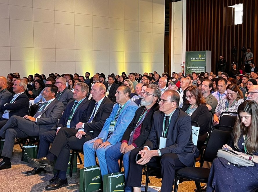 Presidente da Famato participa de debate sobre a produção brasileira de milho