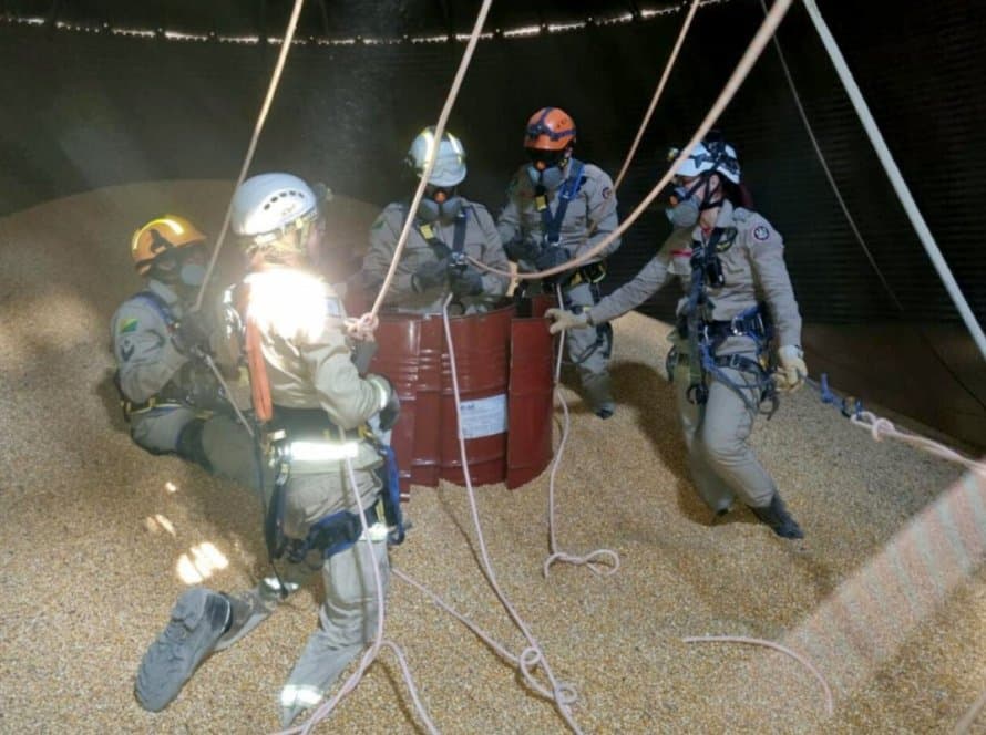 Referência em emergências em silos, bombeiros do Paraná ministram curso no Acre