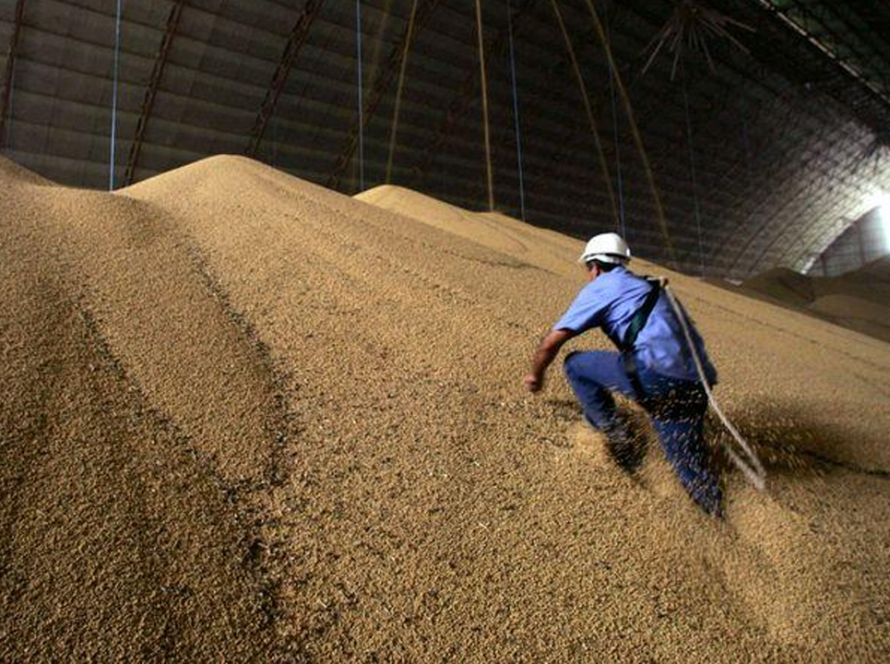 Caminhões fazem fila em centro de transbordo no MT em início lento dos embarques de soja