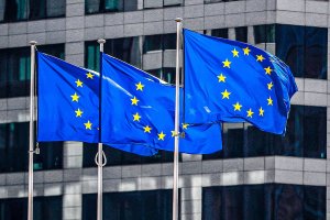 Tarifa de 10% dos EUA e valorização do euro terá impacto sobre exportações da zona do euro, diz membro do BCE
