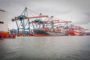 Brasil tem superávit comercial de US$6,1 bi em agosto, com queda de exportações para os EUA