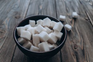 Açúcar inicia a semana em alta com apoio de expectativas de redução nas exportações indianas