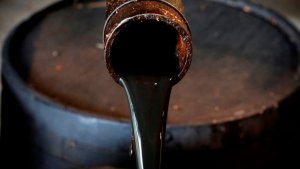 Petróleo sobe 2% após porto russo suspender exportações por ataque de drones ucranianos