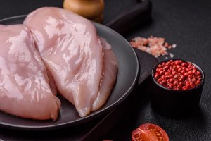 Brasil pode ampliar exportações de carne de frango em 0,5% em 2025 após reversão de embargos, diz ABPA
