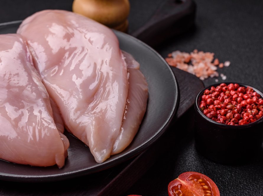 Brasil pode ampliar exportações de carne de frango em 0,5% em 2025 após reversão de embargos, diz ABPA