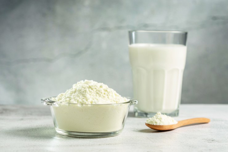 Goiás proíbe venda de leite líquido feito a partir de leite em pó importado