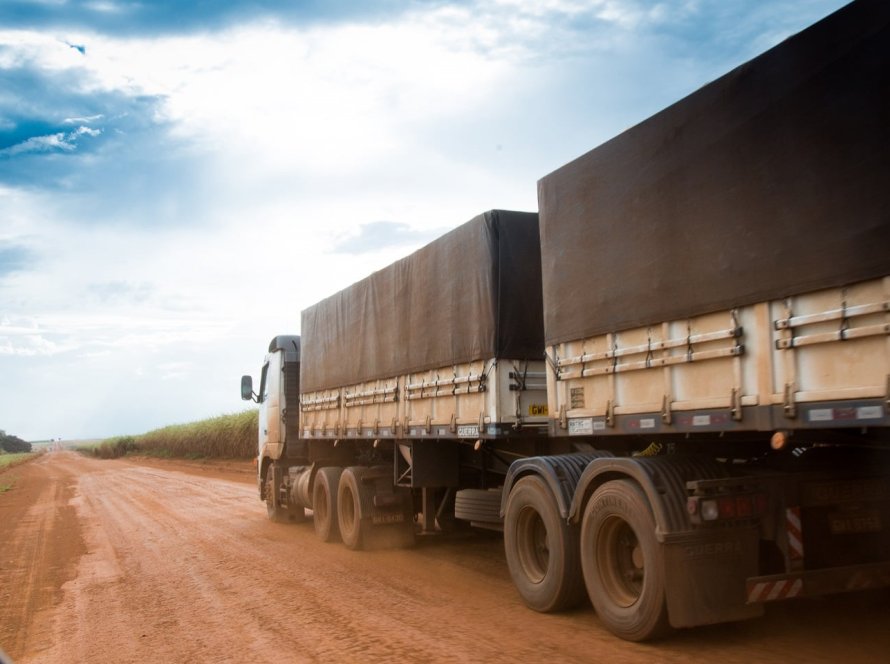 Chuvas atrasam escoamento da soja e provocam “corrida logística” em março, aponta Frete.com