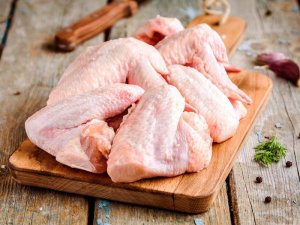 Exportações de proteínas animais começam março com mais embarques de frango e suínos; pescados recuam
