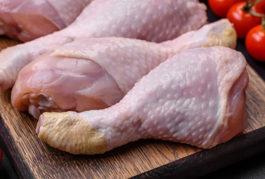 Preços da carne de frango recuam na segunda quinzena de abril, mesmo com exportações em alta