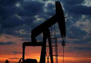 Petróleo fecha com queda de 2,5% diante de sinais de recuperação das exportações do Oriente Médio