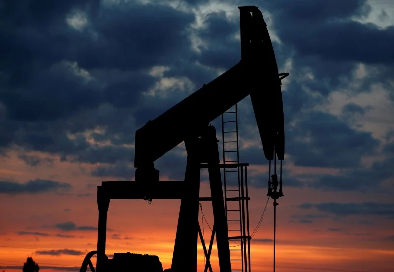 Petróleo fecha com queda de 2,5% diante de sinais de recuperação das exportações do Oriente Médio