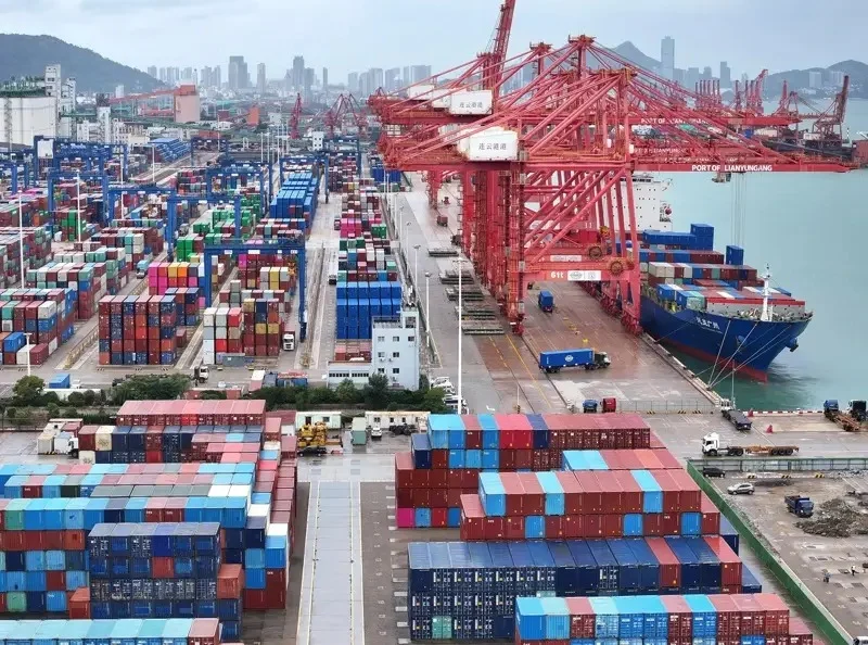 Exportações da China disparam em setembro, colocando à vista superávit comercial de US$1 tri