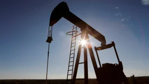 Petróleo fecha estável com alta de exportações e riscos no Oriente Médio