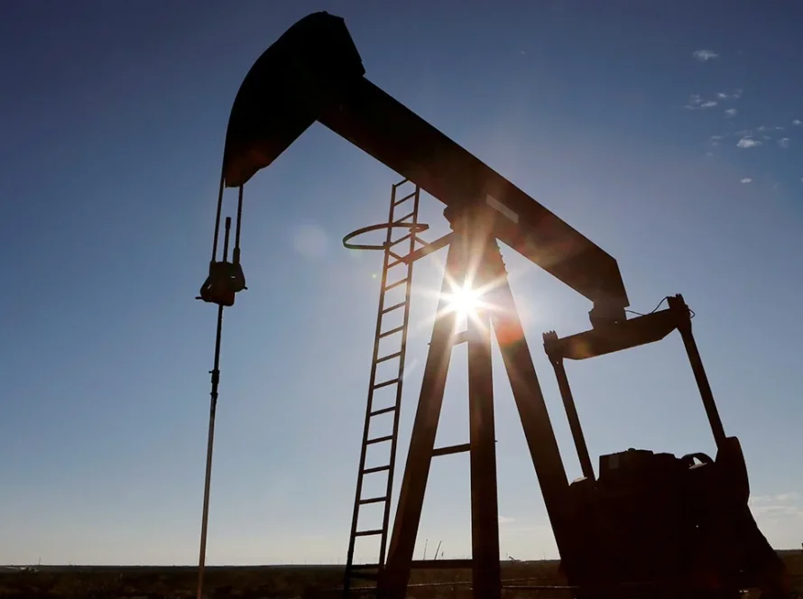 Petróleo fecha estável com alta de exportações e riscos no Oriente Médio