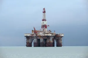 Petróleo recua com aumento de exportações do Oriente Médio e liberação de estoques